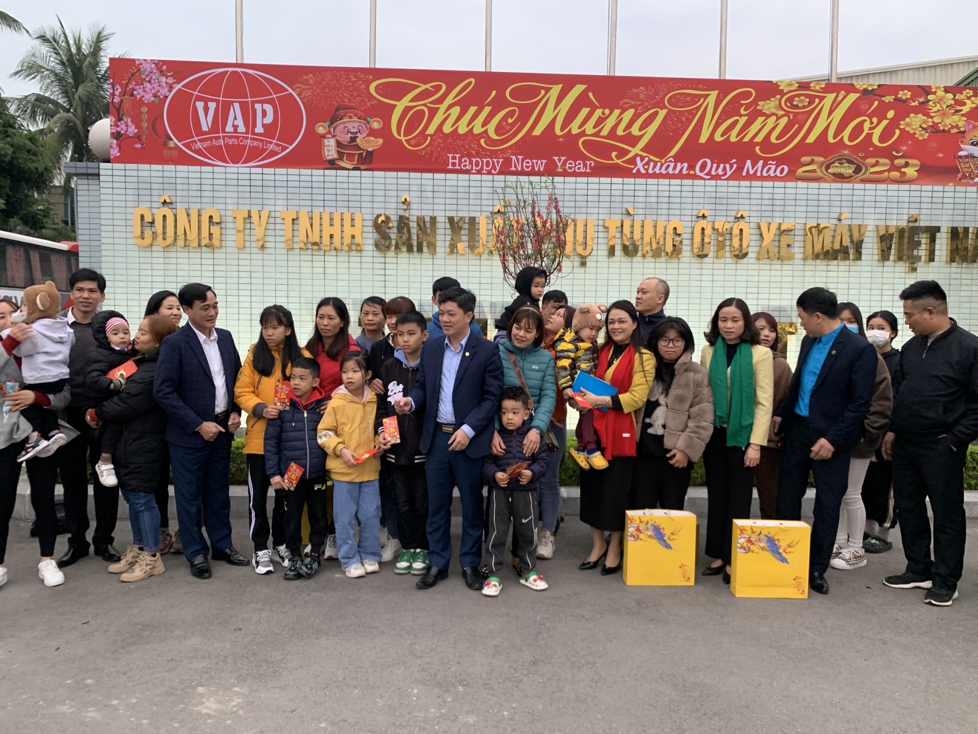 Hưng Yên: Gần 150 chuyến xe nghĩa tình đưa người lao động về quê ăn Tết