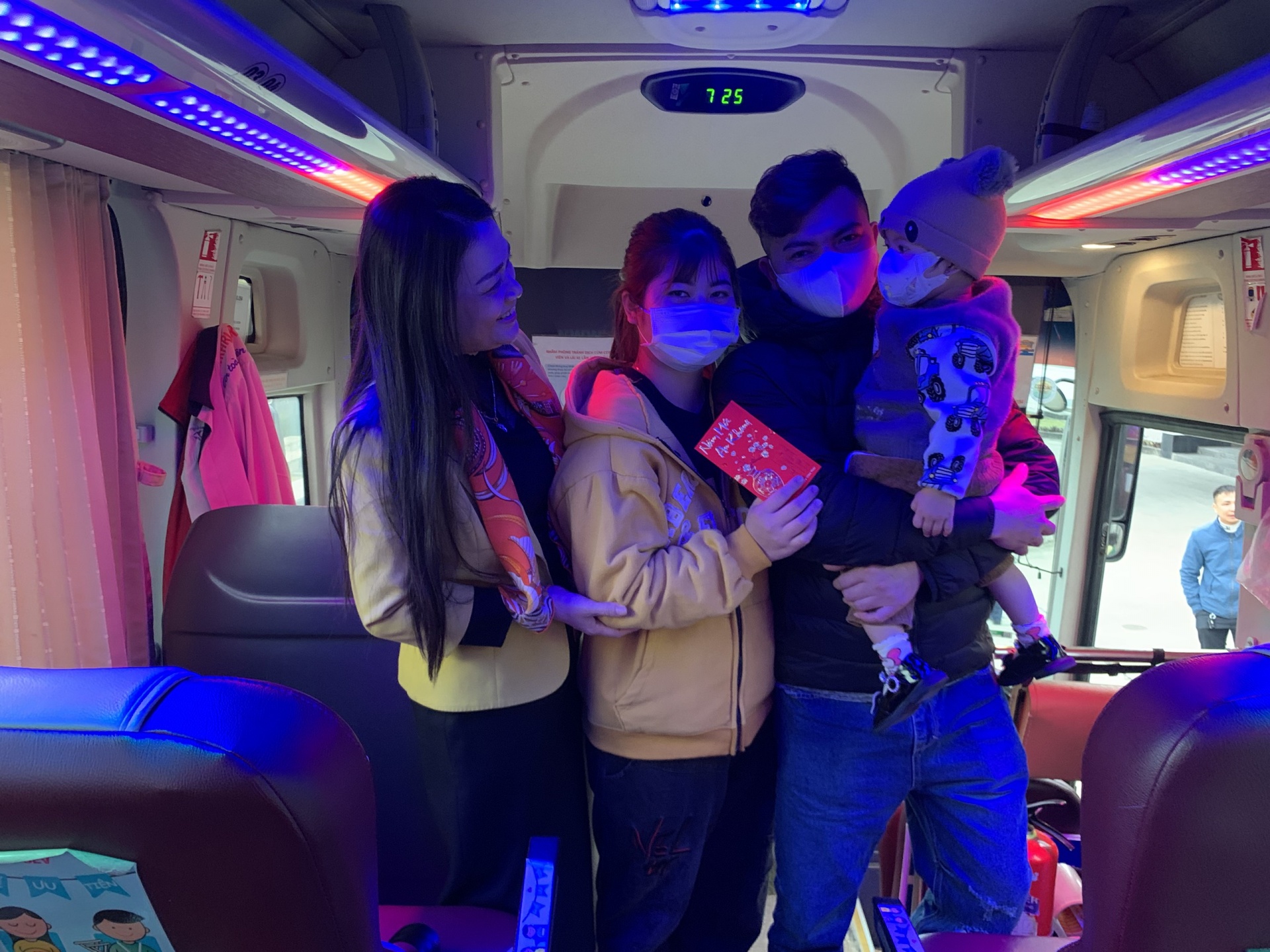 Hưng Yên: Gần 150 chuyến xe nghĩa tình đưa người lao động về quê ăn Tết