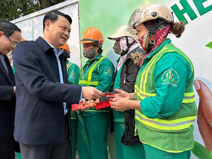 Chủ tịch UBND tỉnh Thái Nguyên thăm, động viên công nhân lao động làm việc xuyên Tết Chủ tịch UBND tỉnh Thái Nguyên thăm, động viên công nhân lao động làm việc xuyên Tết