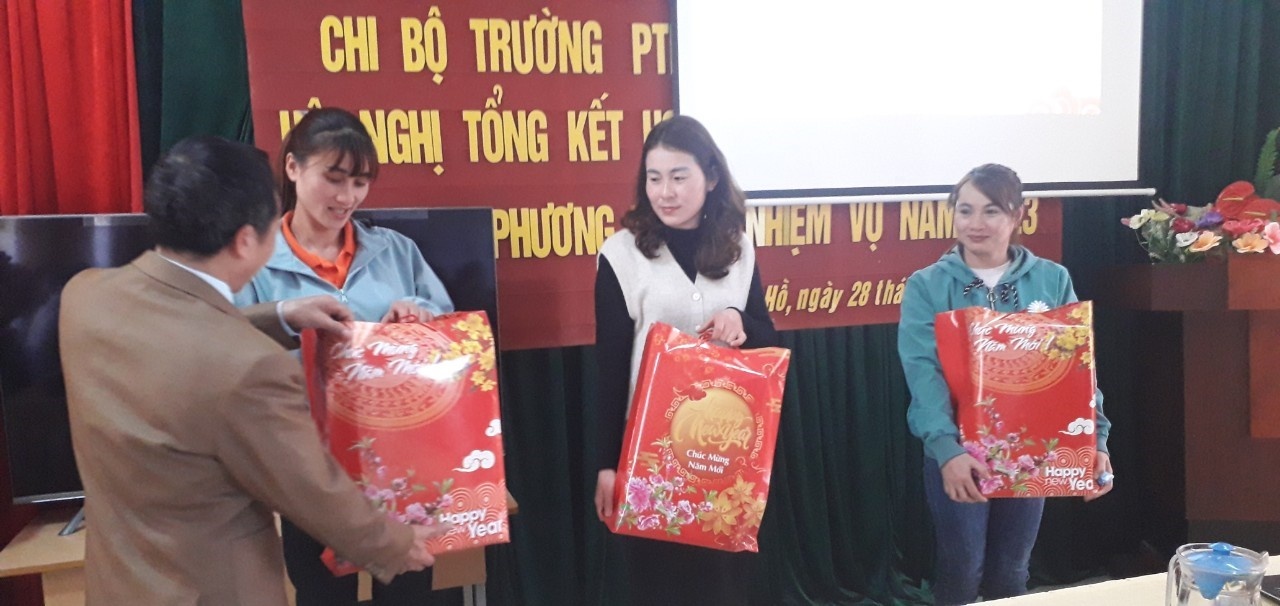 Giáo viên vùng cao Điện Biên được “thưởng Tết” một cân giò