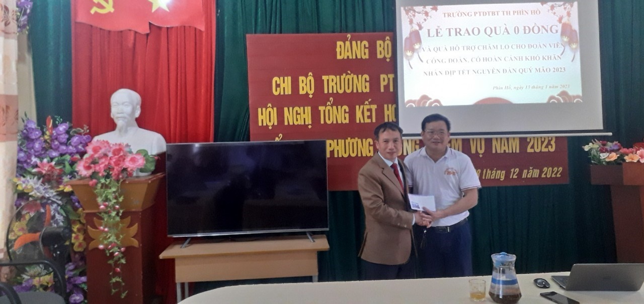 Giáo viên vùng cao Điện Biên được “thưởng Tết” một cân giò