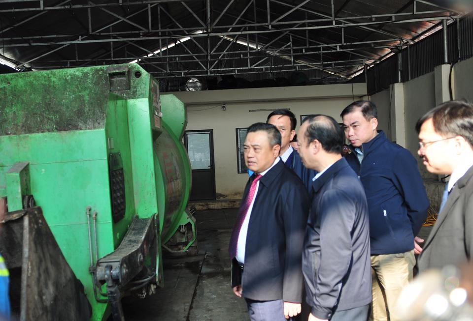 Chủ tịch Hà Nội động viên công nhân vệ sinh môi trường trong ngày cuối cùng của năm