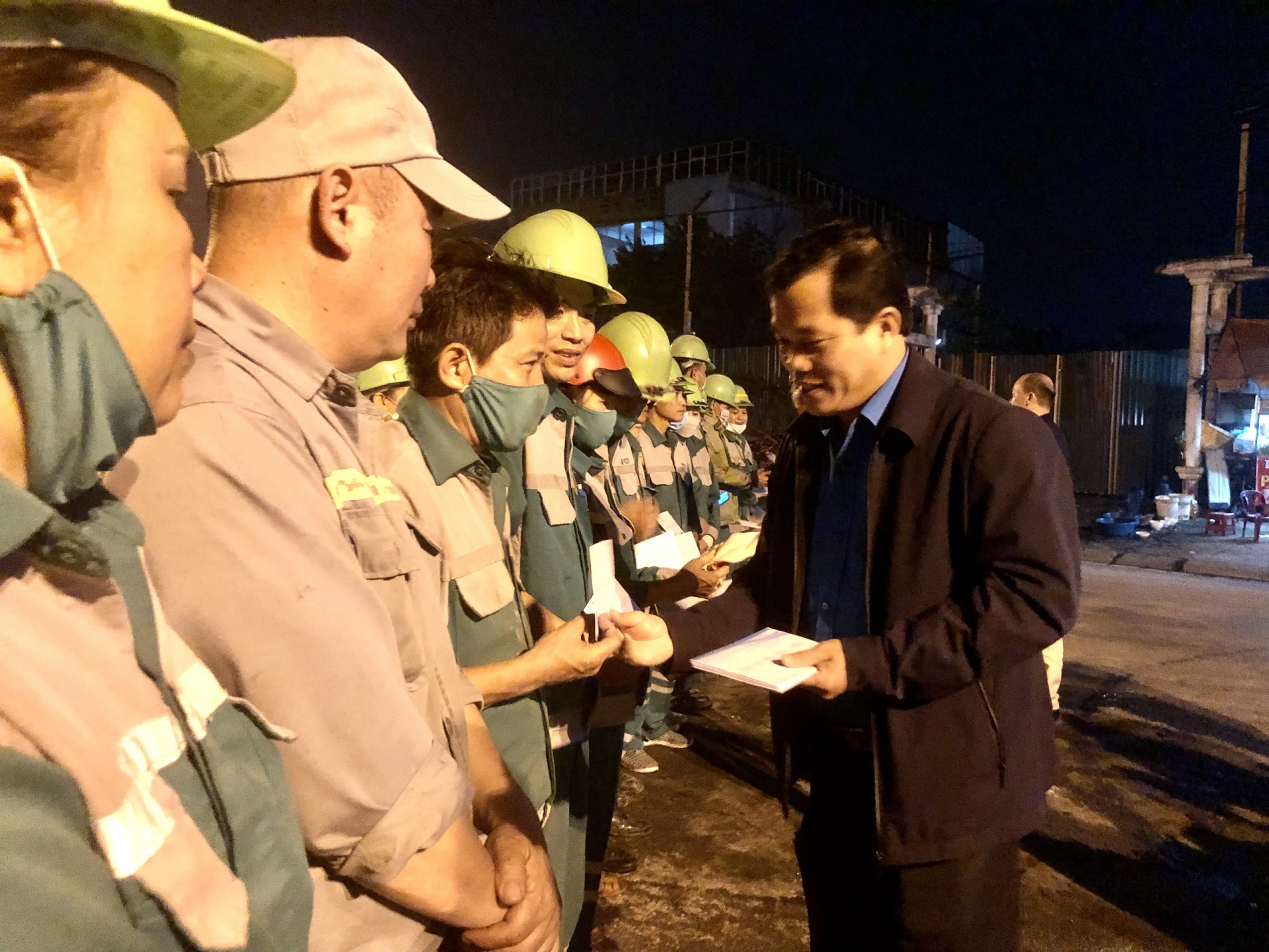 LĐLĐ tỉnh Thừa Thiên Huế thăm, tặng quà cho công nhân lao động làm việc đêm giao thừa