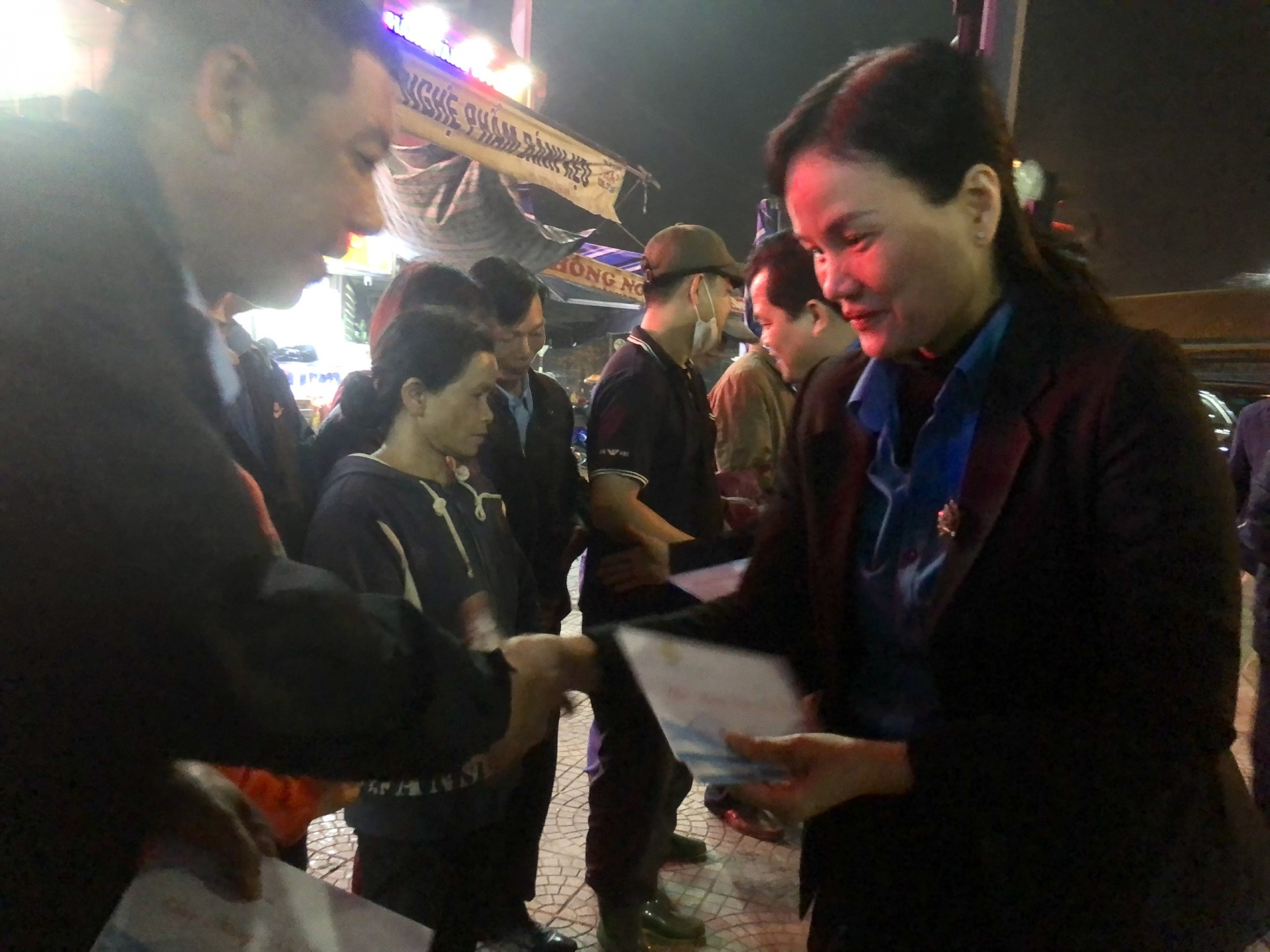 LĐLĐ tỉnh Thừa Thiên Huế thăm, tặng quà cho công nhân lao động làm việc đêm giao thừa