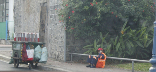 Những người đón giao thừa ngoài phố Những người đón giao thừa ngoài phố