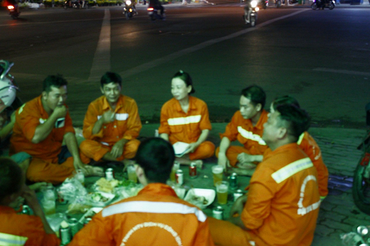 Những người đón giao thừa ngoài phố Những người đón giao thừa ngoài phố