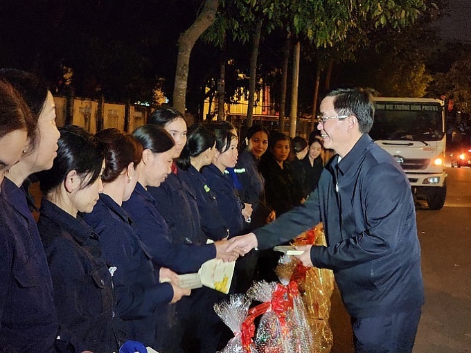 Bí thư Tỉnh ủy Đắk Lắk thăm hỏi công nhân vệ sinh môi trường đêm giao thừa Bí thư Tỉnh ủy Đắk Lắk thăm hỏi công nhân vệ sinh môi trường đêm giao thừa
