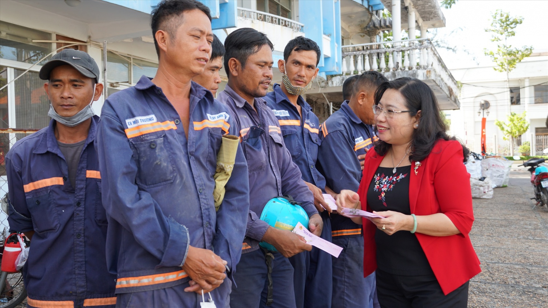 ĐBSCL: Nhiều đoàn viên, người lao động làm việc xuyên đêm giao thừa