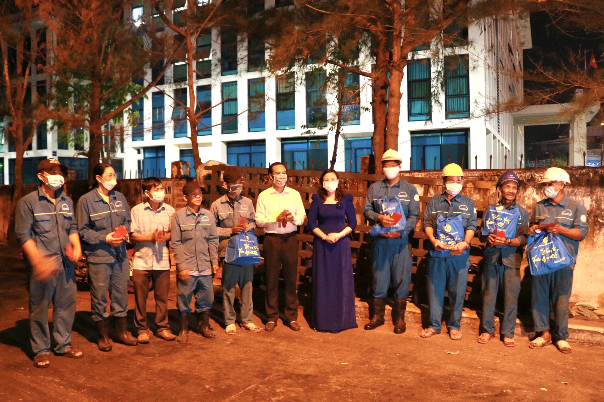 ĐBSCL: Nhiều đoàn viên, người lao động làm việc xuyên đêm giao thừa