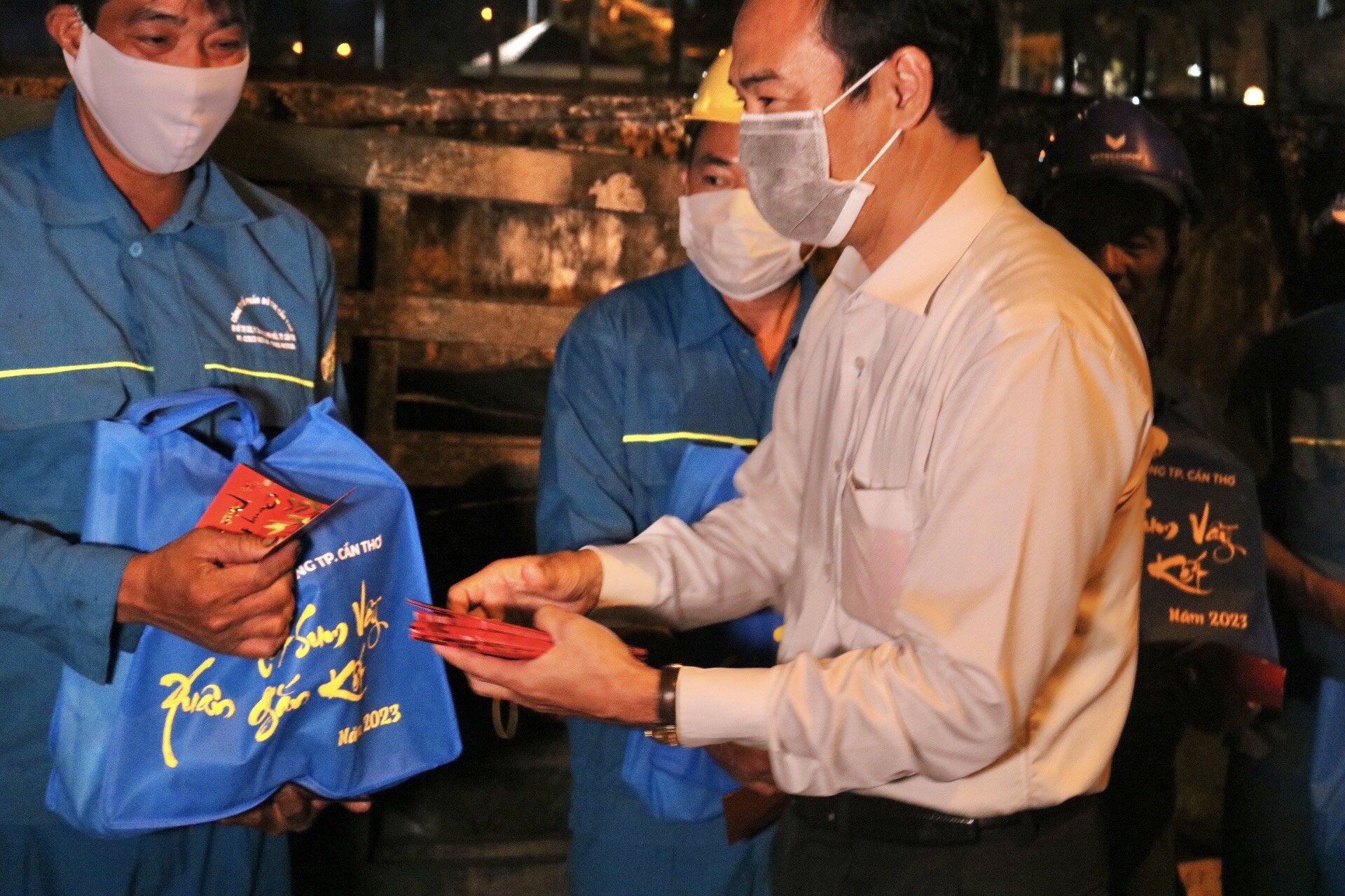 ĐBSCL: Nhiều đoàn viên, người lao động làm việc xuyên đêm giao thừa