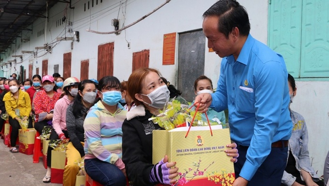 Công nhân Bình Dương làm việc xuyên Tết được trả lương gấp 300% ngày thường