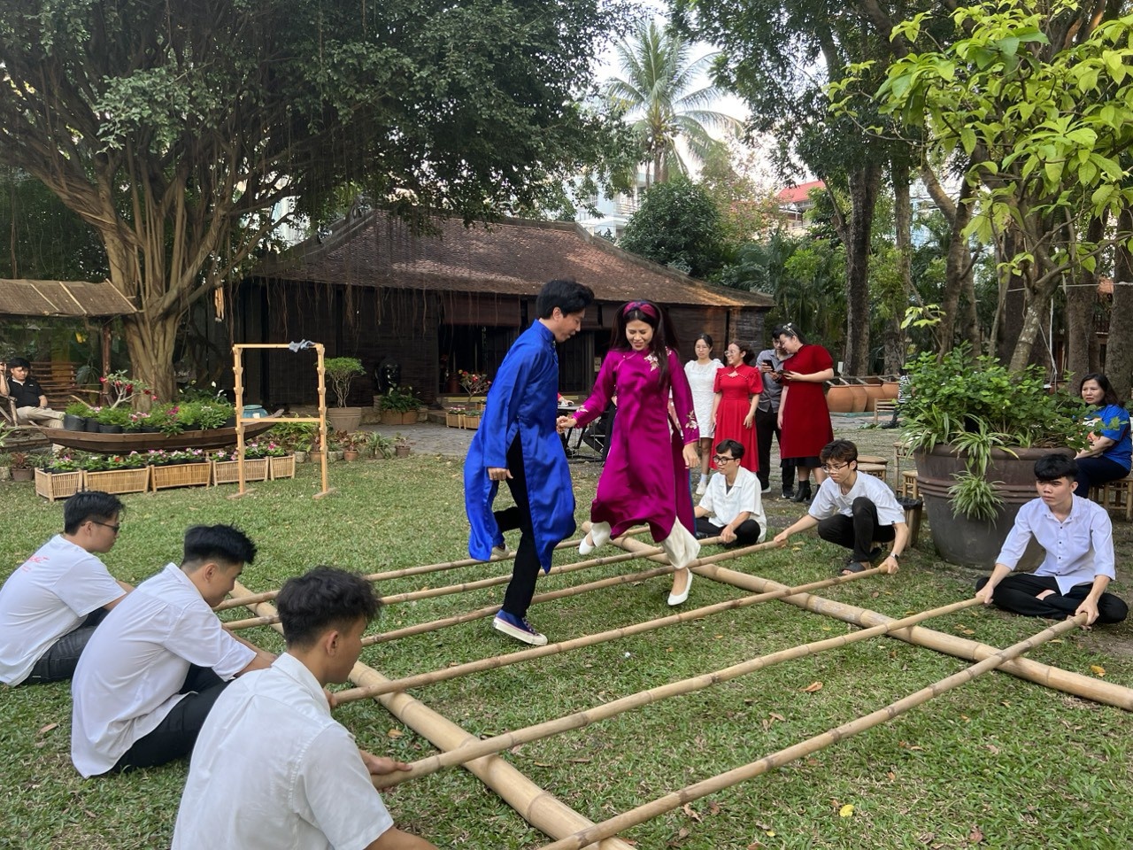 Trò chơi nhảy sạp thường có ở Tết xưa ở vườn Minh Trân của TS. Nguyễn Trí Dũng. Ảnh: PV Trò chơi nhảy sạp thường có ở Tết xưa ở vườn Minh Trân của TS. Nguyễn Trí Dũng. Ảnh: PV