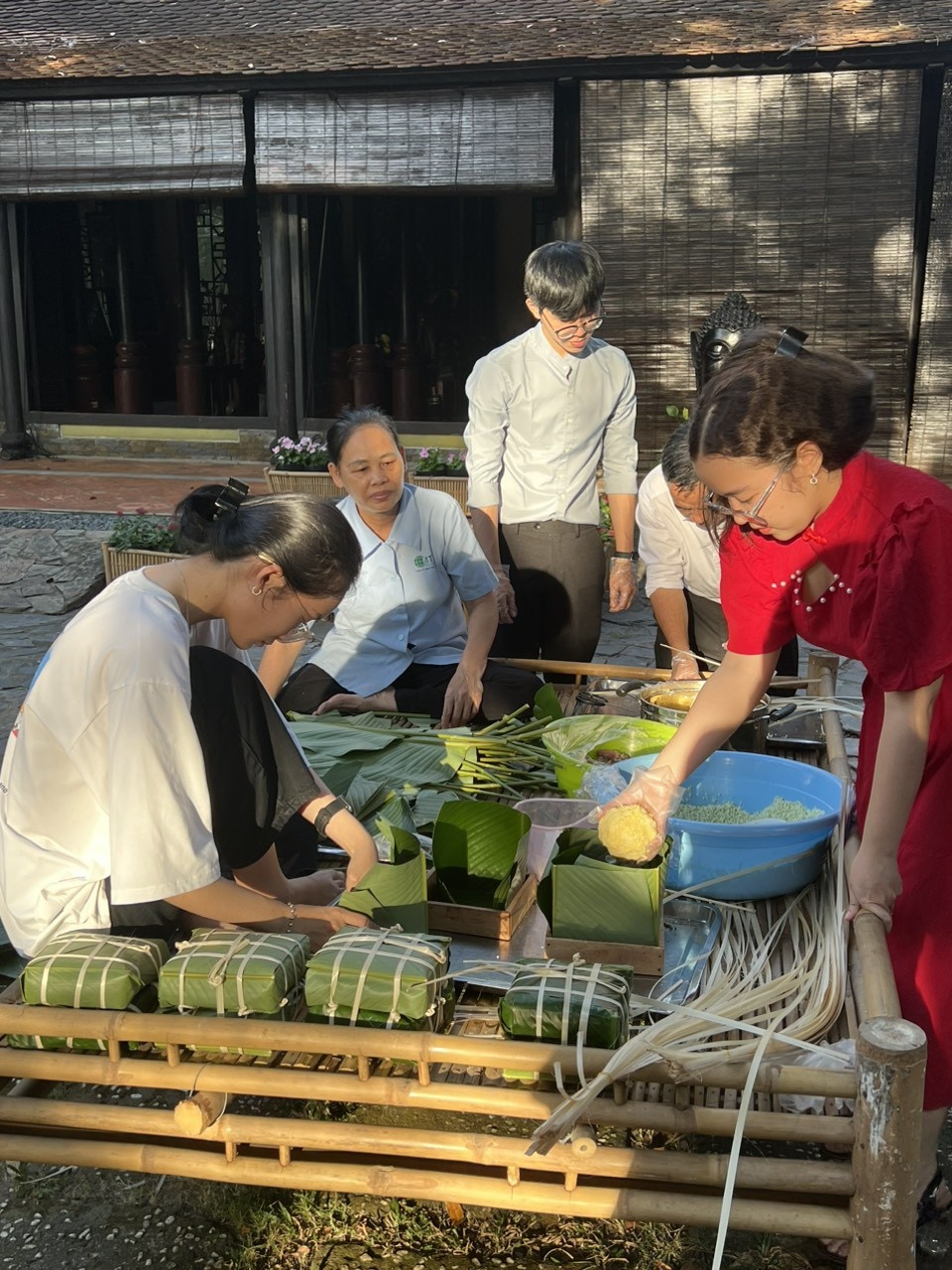 Gói bánh chưng, một trong những hoạt động truyền thống ngày Tết ở vườn Minh Trân của TS. Nguyễn Trí Dũng. Ảnh: PV Gói bánh chưng, một trong những hoạt động truyền thống ngày Tết ở vườn Minh Trân của TS. Nguyễn Trí Dũng. Ảnh: PV