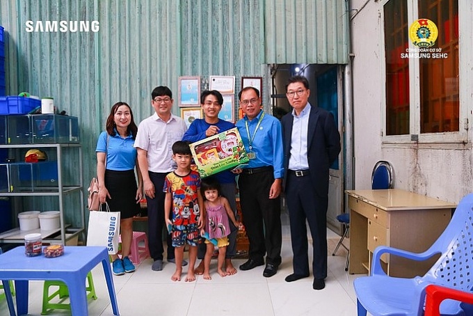 Giám đốc nước ngoài và Công đoàn đến thăm, chúc Tết tại nhà công nhân Giám đốc nước ngoài và Công đoàn đến thăm, chúc Tết tại nhà công nhân