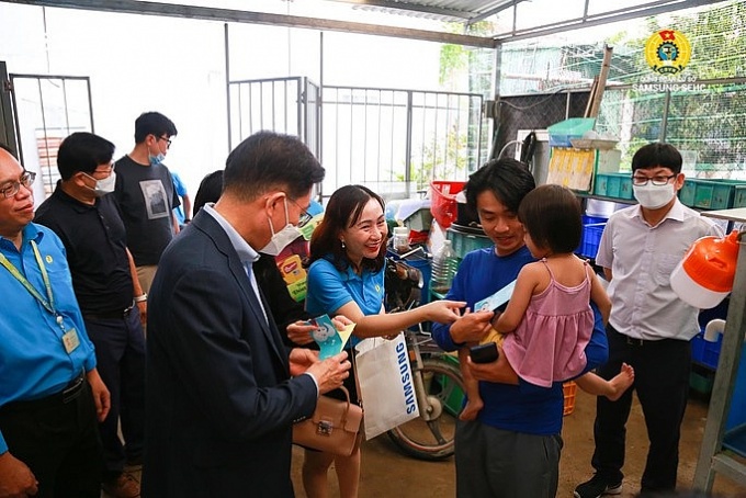 Giám đốc nước ngoài và Công đoàn đến thăm, chúc Tết tại nhà công nhân Giám đốc nước ngoài và Công đoàn đến thăm, chúc Tết tại nhà công nhân