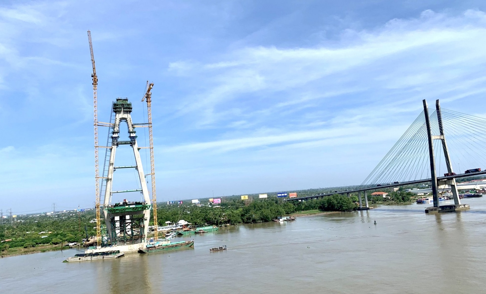 Ghi nhanh từ công trình cầu Mỹ Thuận 2: Công nhân làm việc xuyên Tết