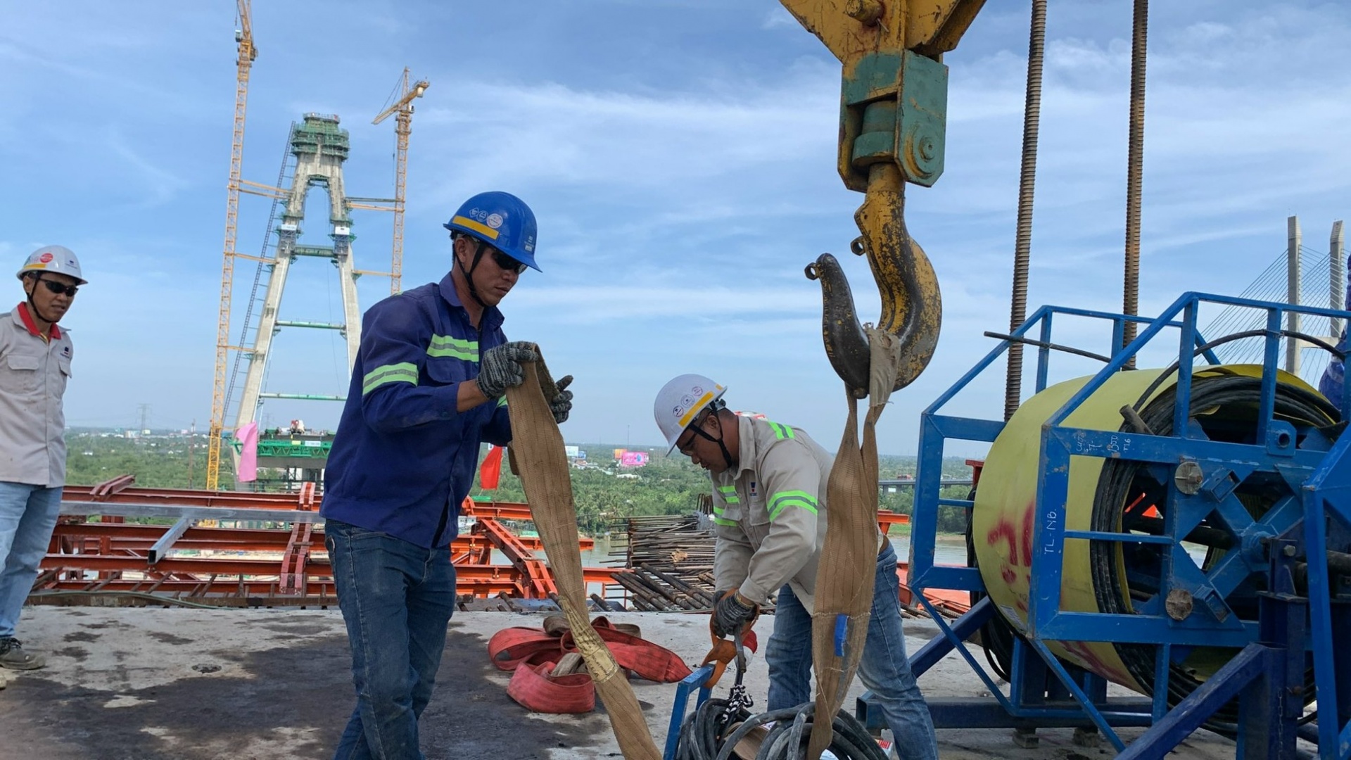 Ghi nhanh từ công trình cầu Mỹ Thuận 2: Công nhân làm việc xuyên Tết