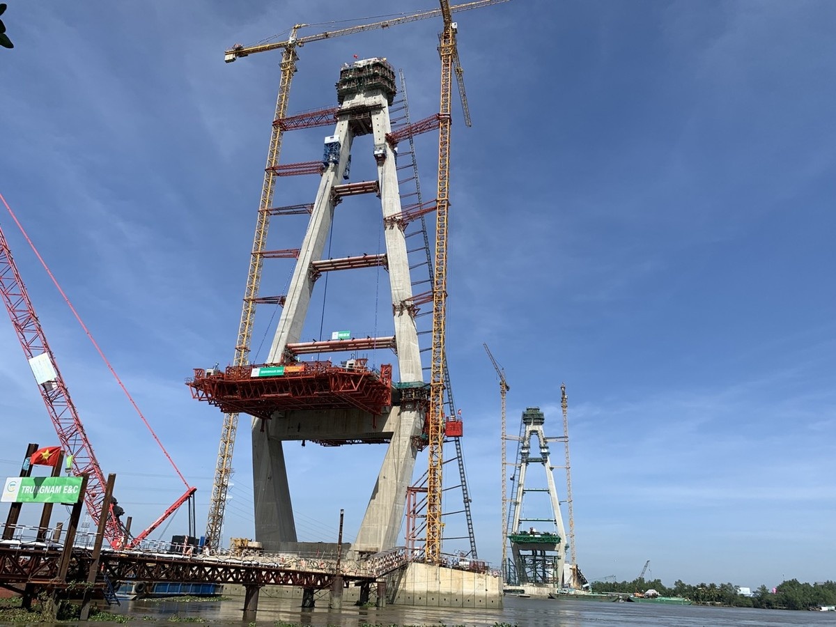 Ghi nhanh từ công trình cầu Mỹ Thuận 2: Công nhân làm việc xuyên Tết
