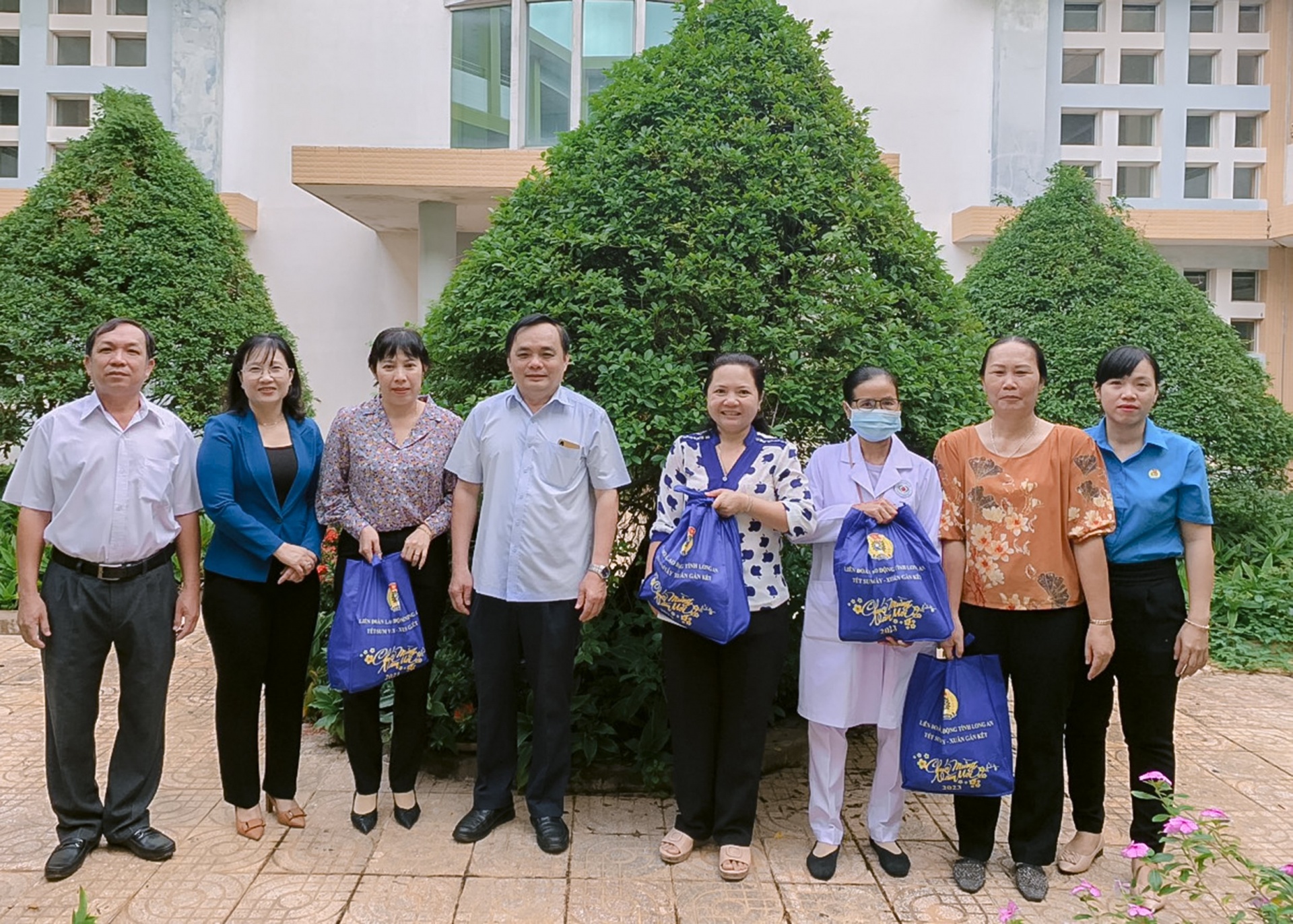 Công đoàn ngành Y tế Long An thăm hỏi, tặng quà đoàn viên, người lao động dịp Tết