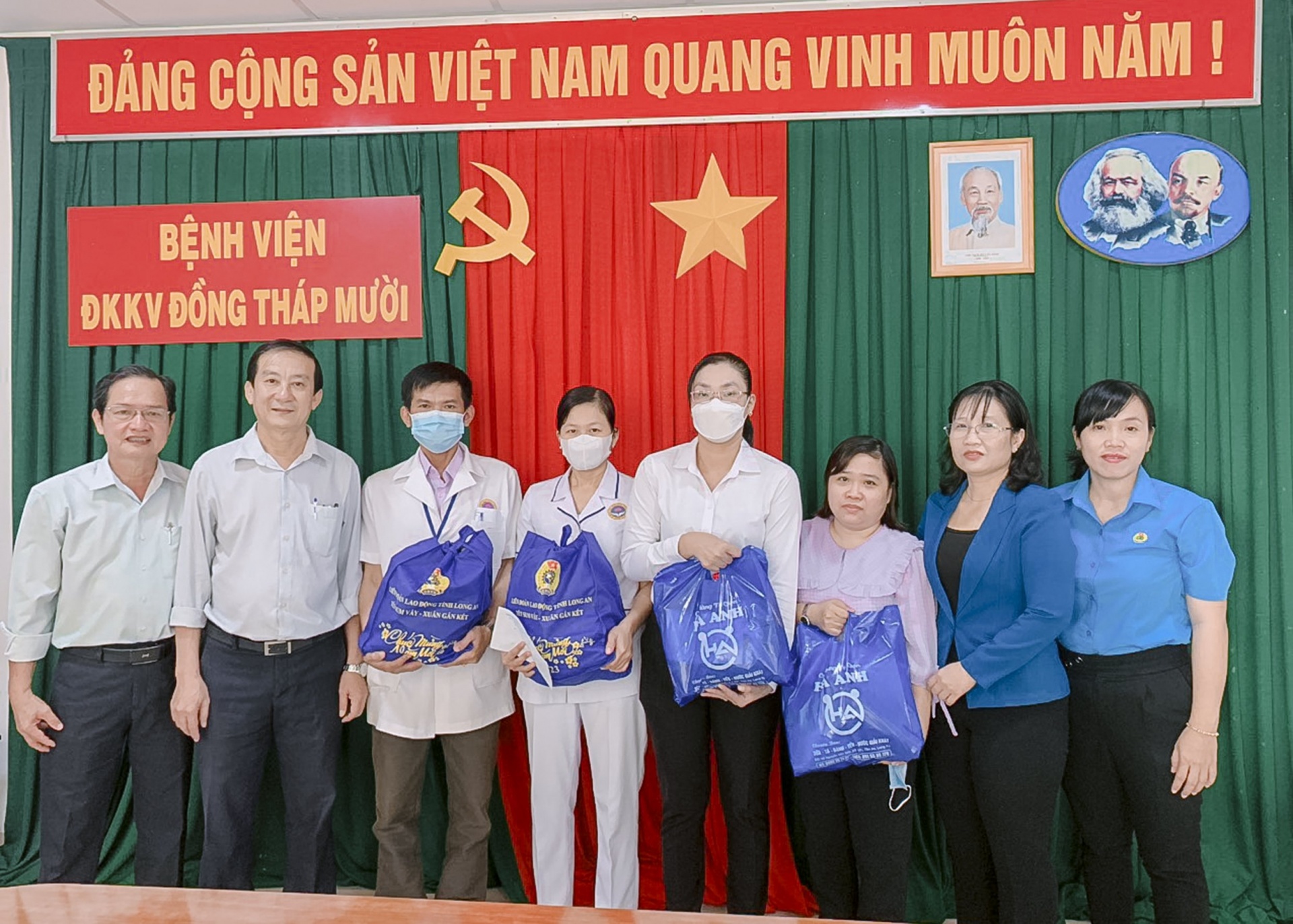 Công đoàn ngành Y tế Long An thăm hỏi, tặng quà đoàn viên, người lao động dịp Tết