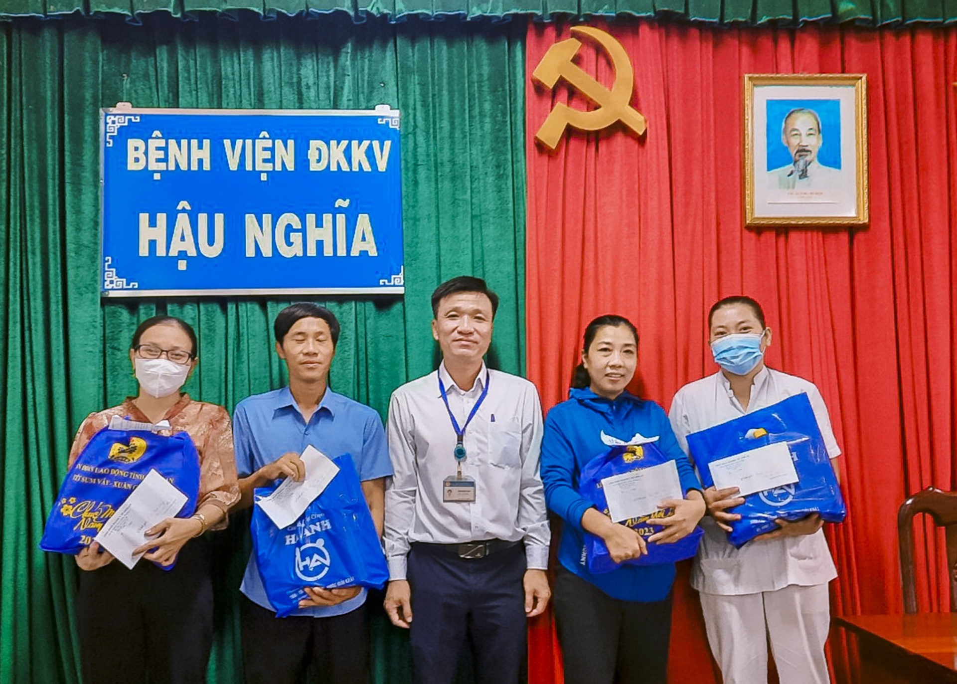 Công đoàn ngành Y tế Long An thăm hỏi, tặng quà đoàn viên, người lao động dịp Tết