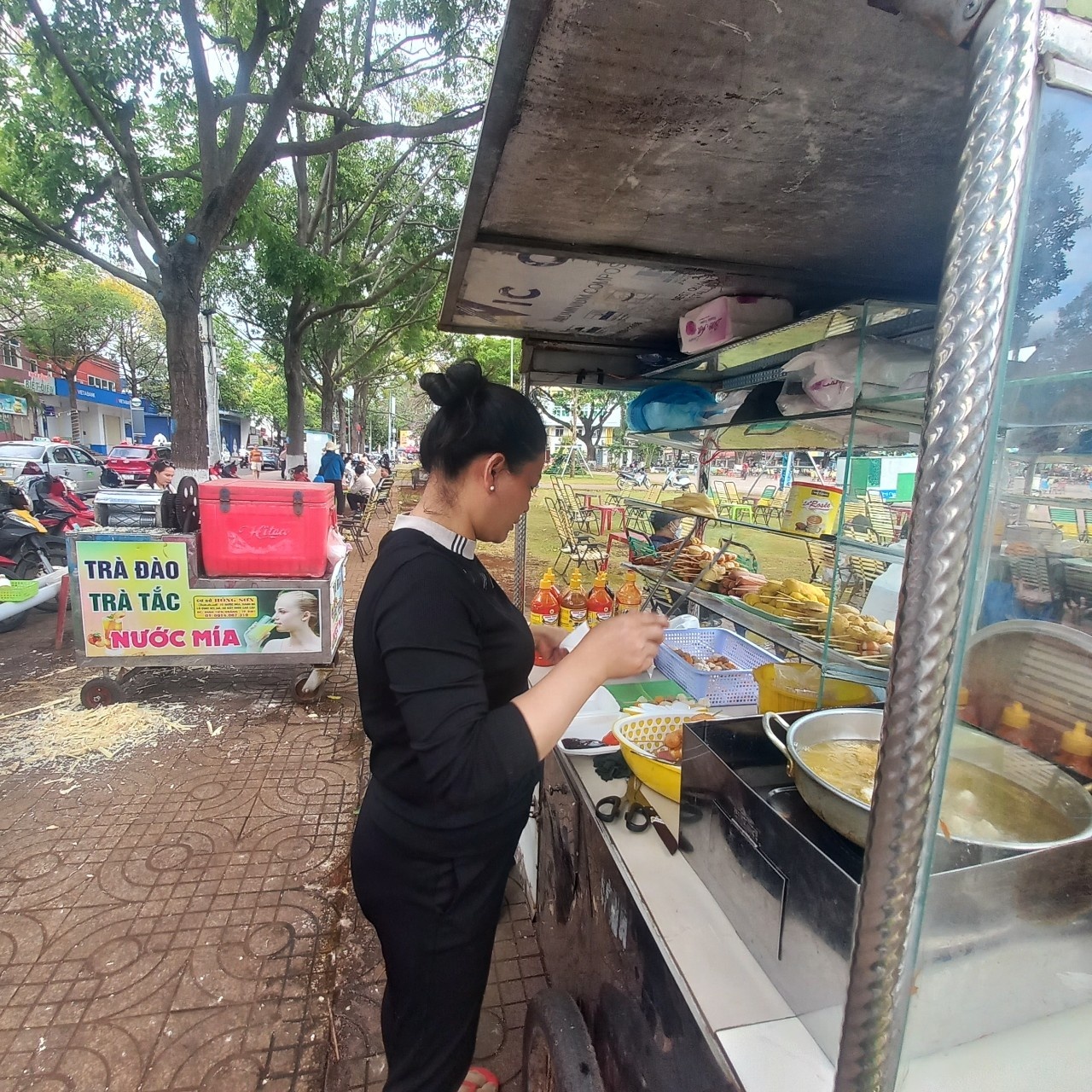 Chị Mỹ Hạnh có hai xe cá viên chiên. Ngày Tết, thu nhập tăng gấp 2, 3 lần nên chị thường bán khÔng nghỉ từ 30 cho đến hết Tết. Ảnh: PV