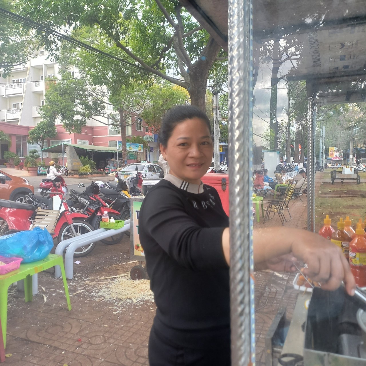 Chị Mỹ Hạnh, 42 tuổi, chủ của 2 xe cá viên chiên và một xe nước mía. Ảnh: PV