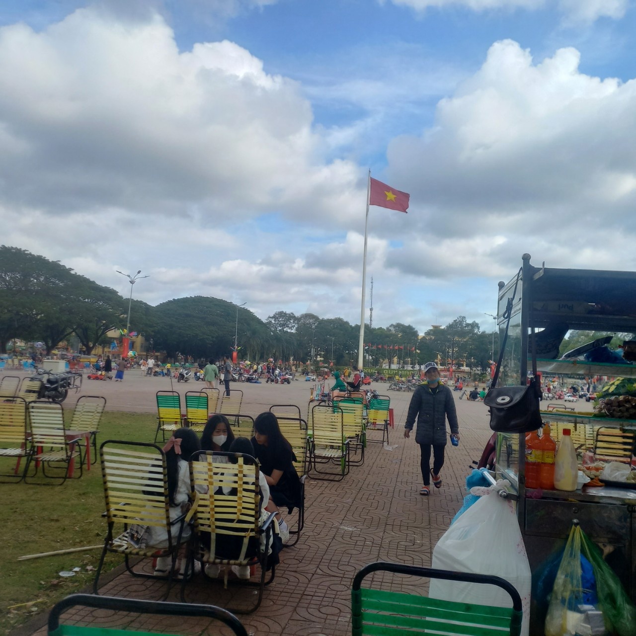 TP Buôn Ma Thuột: Tết là mùa kiếm tiền của những người bán cá viên chiên