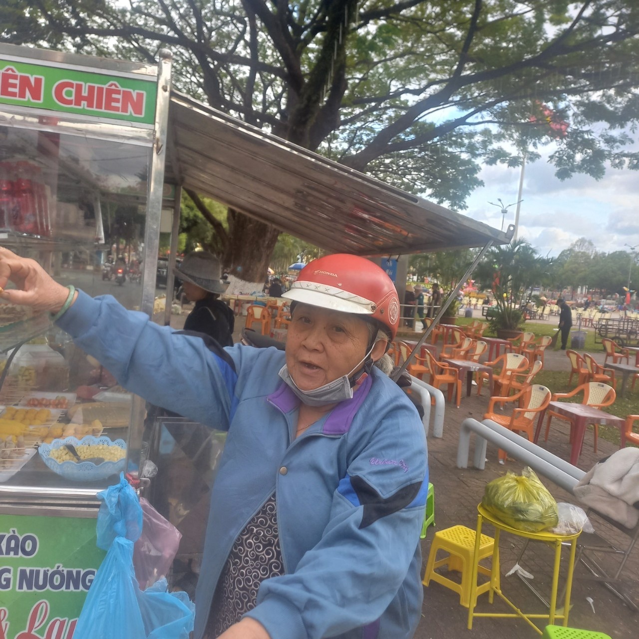 Bà Xuân, 70 tuổi, chủ xe cá viên chiên Xuân Lan tại TP.Buôn Mê Thuột. Ảnh: PV