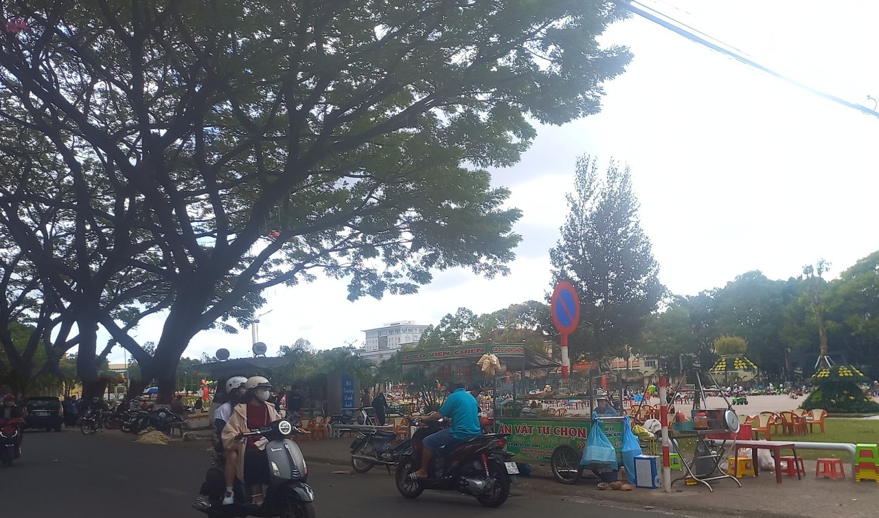 Một góc Quảng trường, nơi người dân đến chơi rất đông vào buổi tối. Ảnh: PV