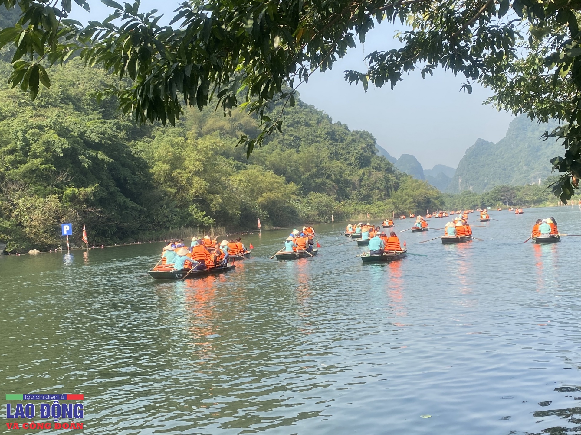 Những lái đò làm việc xuyên Tết tại di sản Tràng An