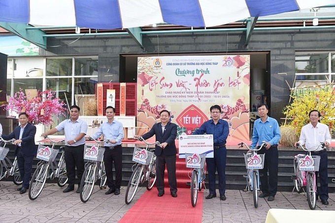 “Tết Sum vầy - Xuân gắn kết” lan tỏa tinh thần vượt khó đến nhà giáo “Tết Sum vầy - Xuân gắn kết” lan tỏa tinh thần vượt khó đến nhà giáo