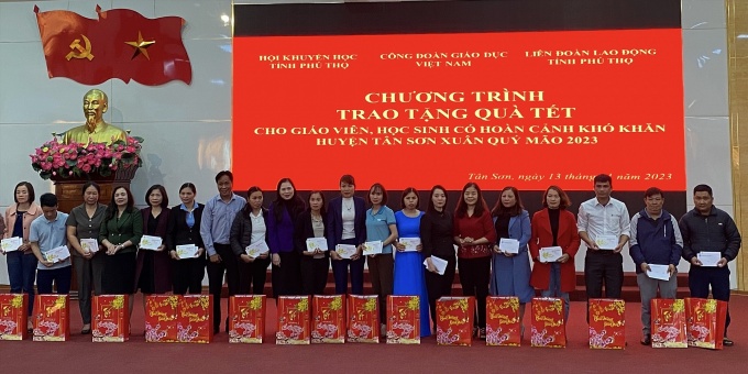 “Tết Sum vầy - Xuân gắn kết” lan tỏa tinh thần vượt khó đến nhà giáo “Tết Sum vầy - Xuân gắn kết” lan tỏa tinh thần vượt khó đến nhà giáo