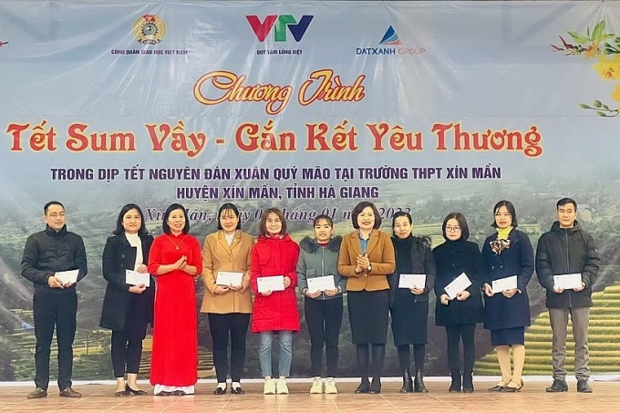 “Tết Sum vầy - Xuân gắn kết” lan tỏa tinh thần vượt khó đến nhà giáo “Tết Sum vầy - Xuân gắn kết” lan tỏa tinh thần vượt khó đến nhà giáo