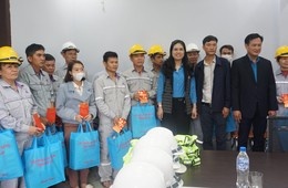 Theo chân những người đem Tết đến với người lao động ở Gia Lai Theo chân những người đem Tết đến với người lao động ở Gia Lai