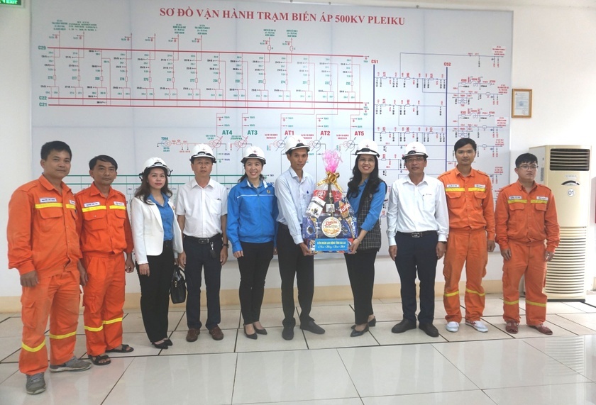 Theo chân những người đem Tết đến với người lao động ở Gia Lai Theo chân những người đem Tết đến với người lao động ở Gia Lai