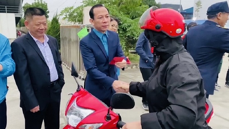 Thăm hỏi doanh nghiệp, lì xì cho công nhân lao động nhân dịp đầu năm mới Thăm hỏi doanh nghiệp, lì xì cho công nhân lao động nhân dịp đầu năm mới