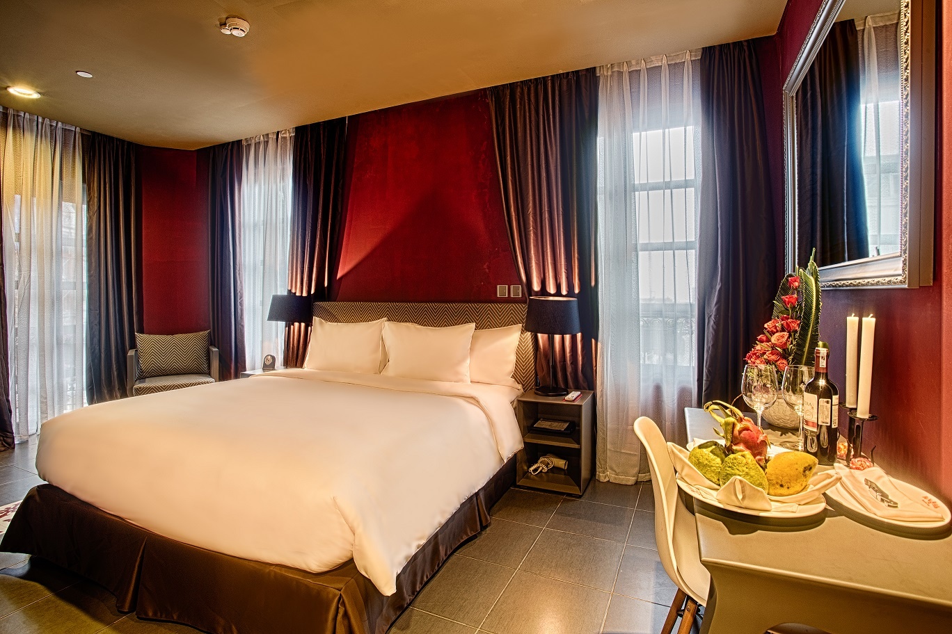 Du khách háo hức tới Bà Nà thưởng hoa đào chuông, xem show xe cổ