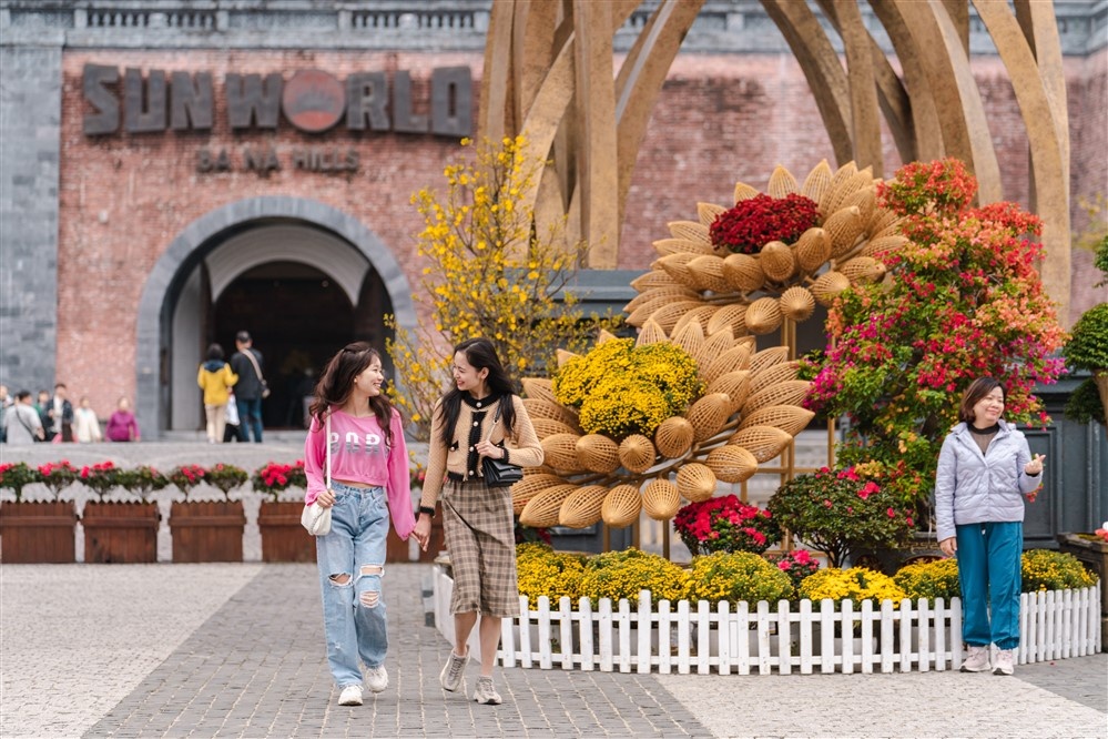 Du khách háo hức tới Bà Nà thưởng hoa đào chuông, xem show xe cổ