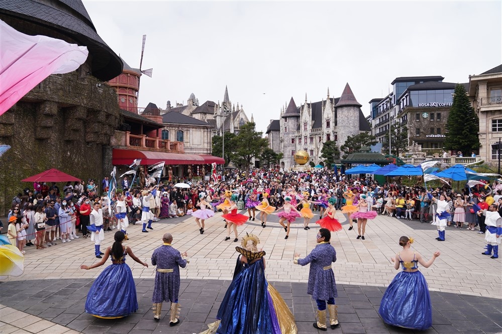 Du khách háo hức tới Bà Nà thưởng hoa đào chuông, xem show xe cổ