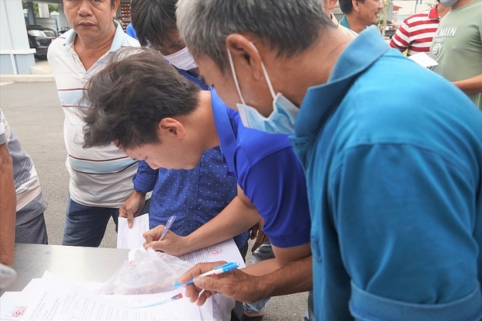 Ngư dân Bà Rịa - Vũng Tàu kí cam kết không khai thác hải sản bất hợp pháp