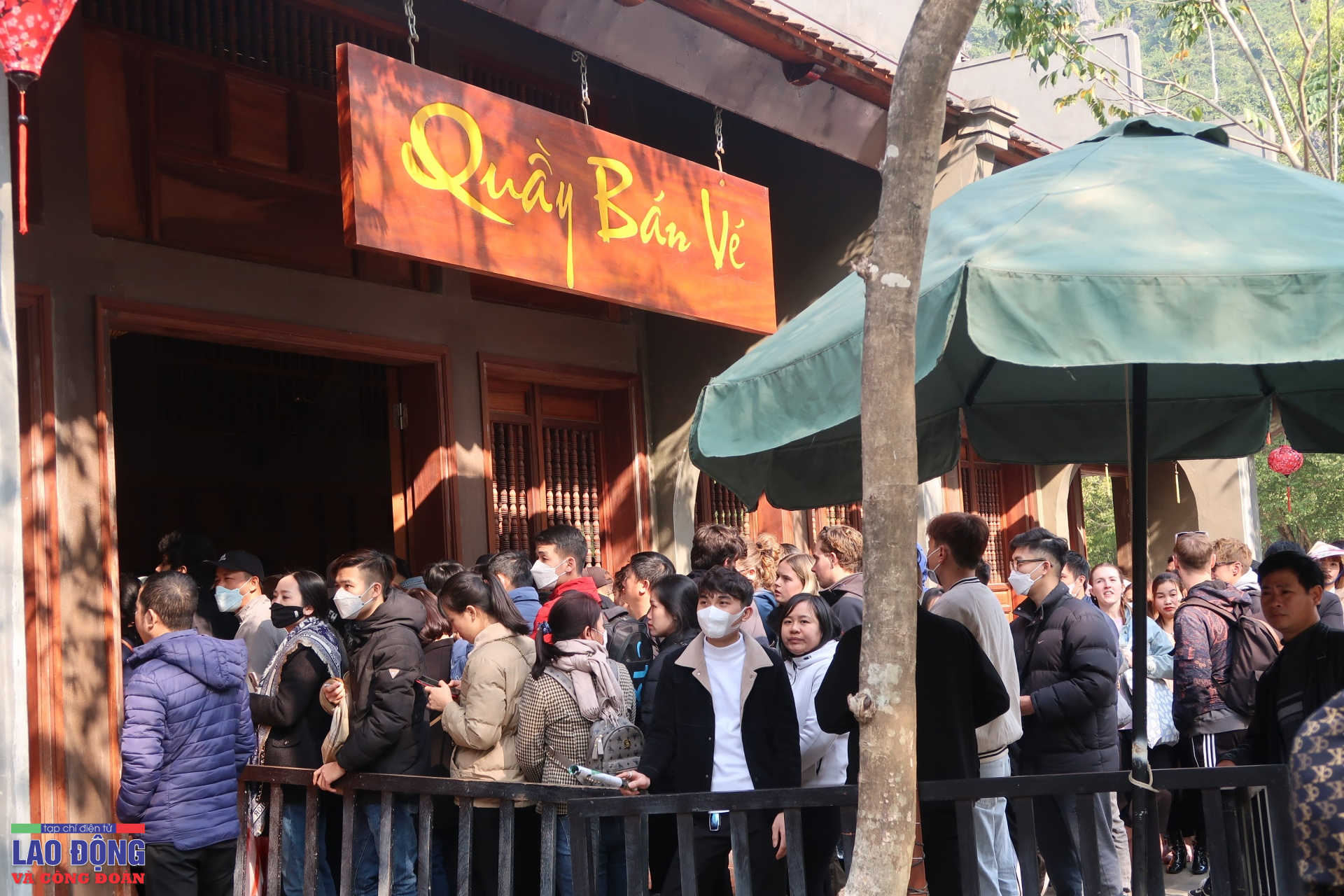 Khu du lịch sinh thái Tràng An: Trà trộn vào dòng người mua vé để... bán vé giá cao