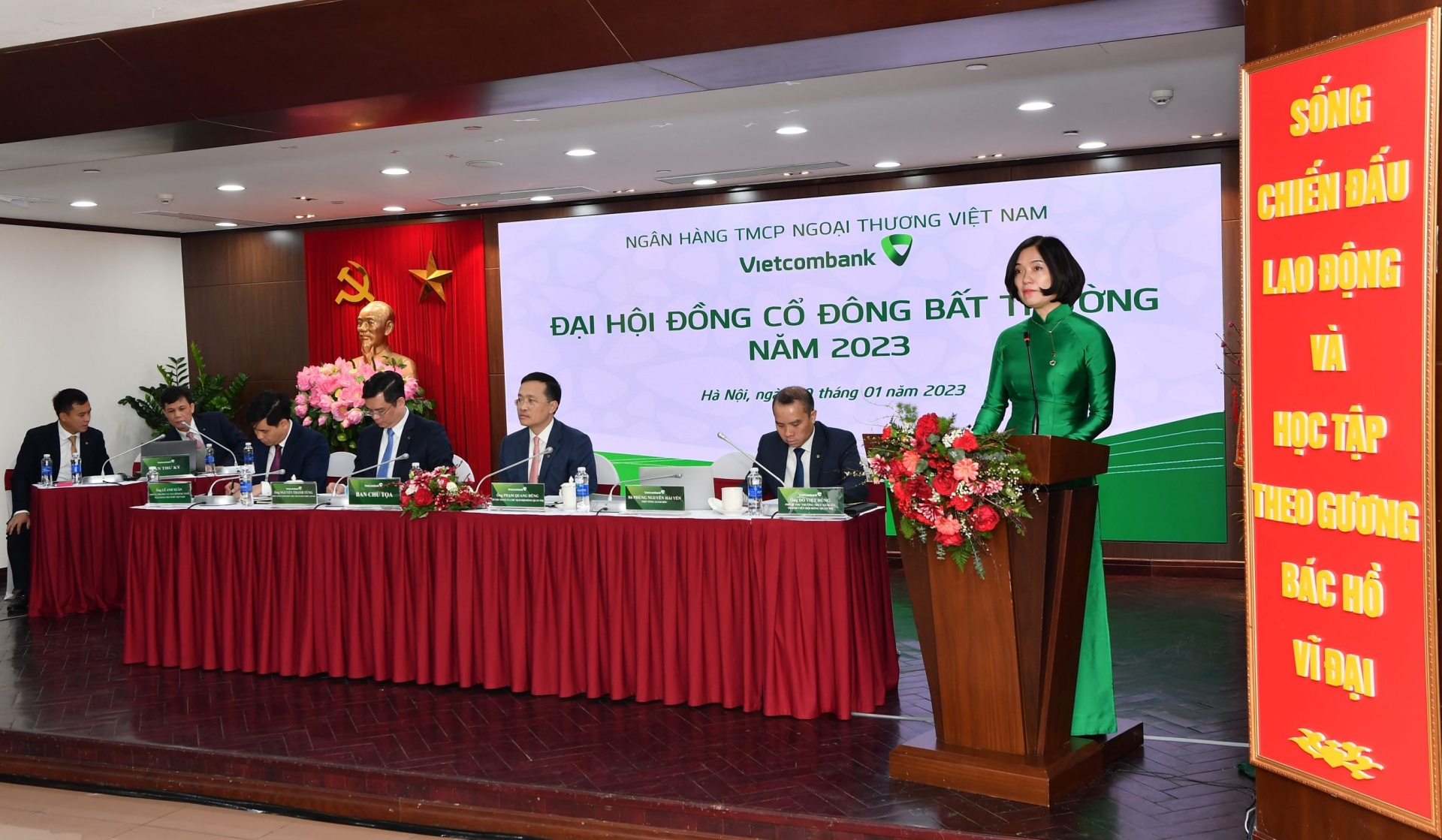 Bà Phùng Nguyễn Hải Yến - Phó Tổng Giám đốc Vietcombank đã trình bày trước Đại hội về Tờ trình về phương án tăng vốn điều lệ từ nguồn lợi nhuận còn lại năm 2021 và lợi nhuận còn lại lũy kế đến hết năm 2018 Bà Phùng Nguyễn Hải Yến - Phó Tổng Giám đốc Vietcombank đã trình bày trước Đại hội về Tờ trình về phương án tăng vốn điều lệ từ nguồn lợi nhuận còn lại năm 2021 và lợi nhuận còn lại lũy kế đến hết năm 2018