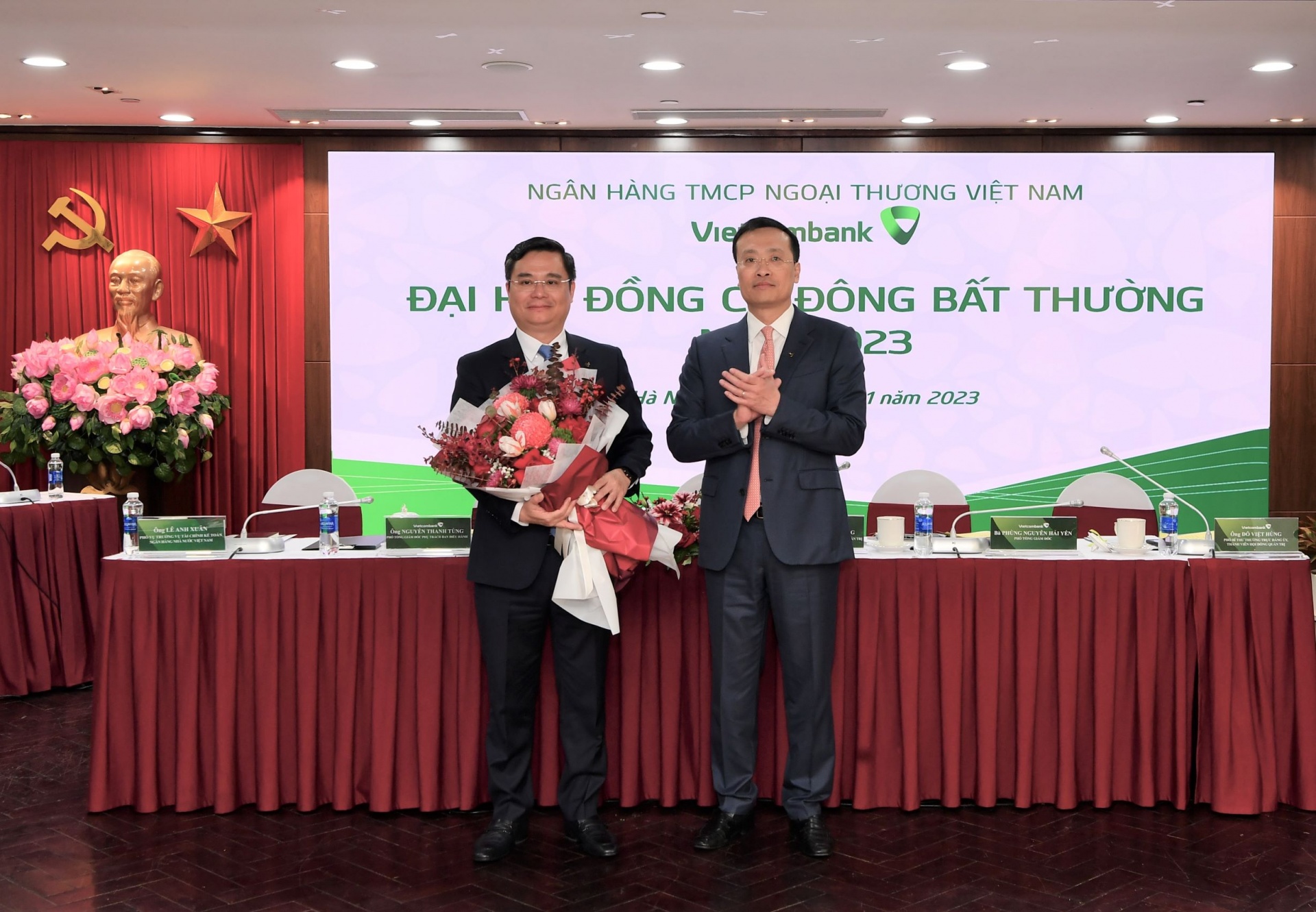 Ông Phạm Quang Dũng - Ủy viên Ban Thường vụ Đảng ủy Khối Doanh nghiệp Trung ương, Bí thư Đảng ủy, Chủ tịch HĐQT Vietcombank (bên phải) giới thiệu và tặng hoa chúc mừng ông Nguyễn Thanh Tùng - Phó Tổng Giám đốc phụ trách Ban điều hành đã được Đại hội bầu bổ sung là Thành viên HĐQT Vietcombank nhiệm kỳ 2018 - 2023 Ông Phạm Quang Dũng - Ủy viên Ban Thường vụ Đảng ủy Khối Doanh nghiệp Trung ương, Bí thư Đảng ủy, Chủ tịch HĐQT Vietcombank (bên phải) giới thiệu và tặng hoa chúc mừng ông Nguyễn Thanh Tùng - Phó Tổng Giám đốc phụ trách Ban điều hành đã được Đại hội bầu bổ sung là Thành viên HĐQT Vietcombank nhiệm kỳ 2018 - 2023