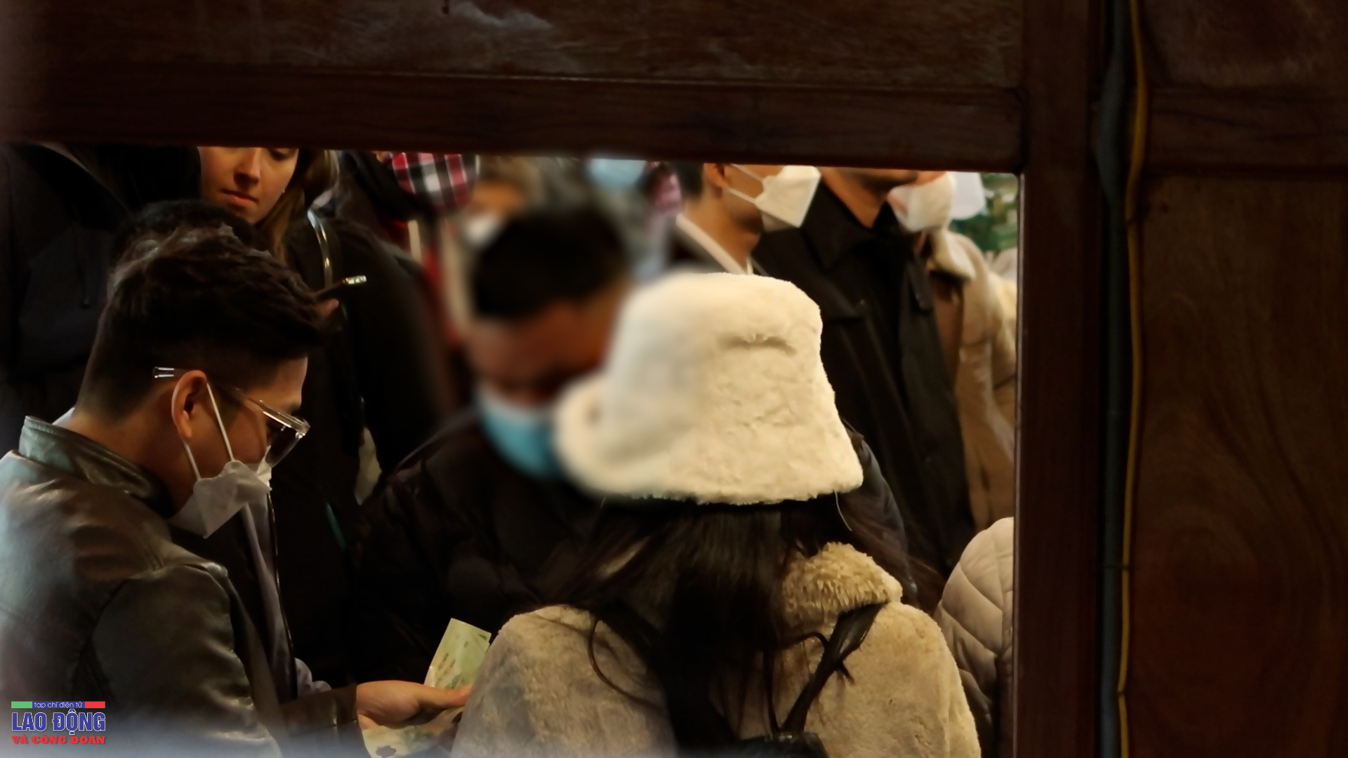 Khu Du lịch sinh thái Tràng An: Trà trộn vào dòng người mua vé để... bán vé giá cao