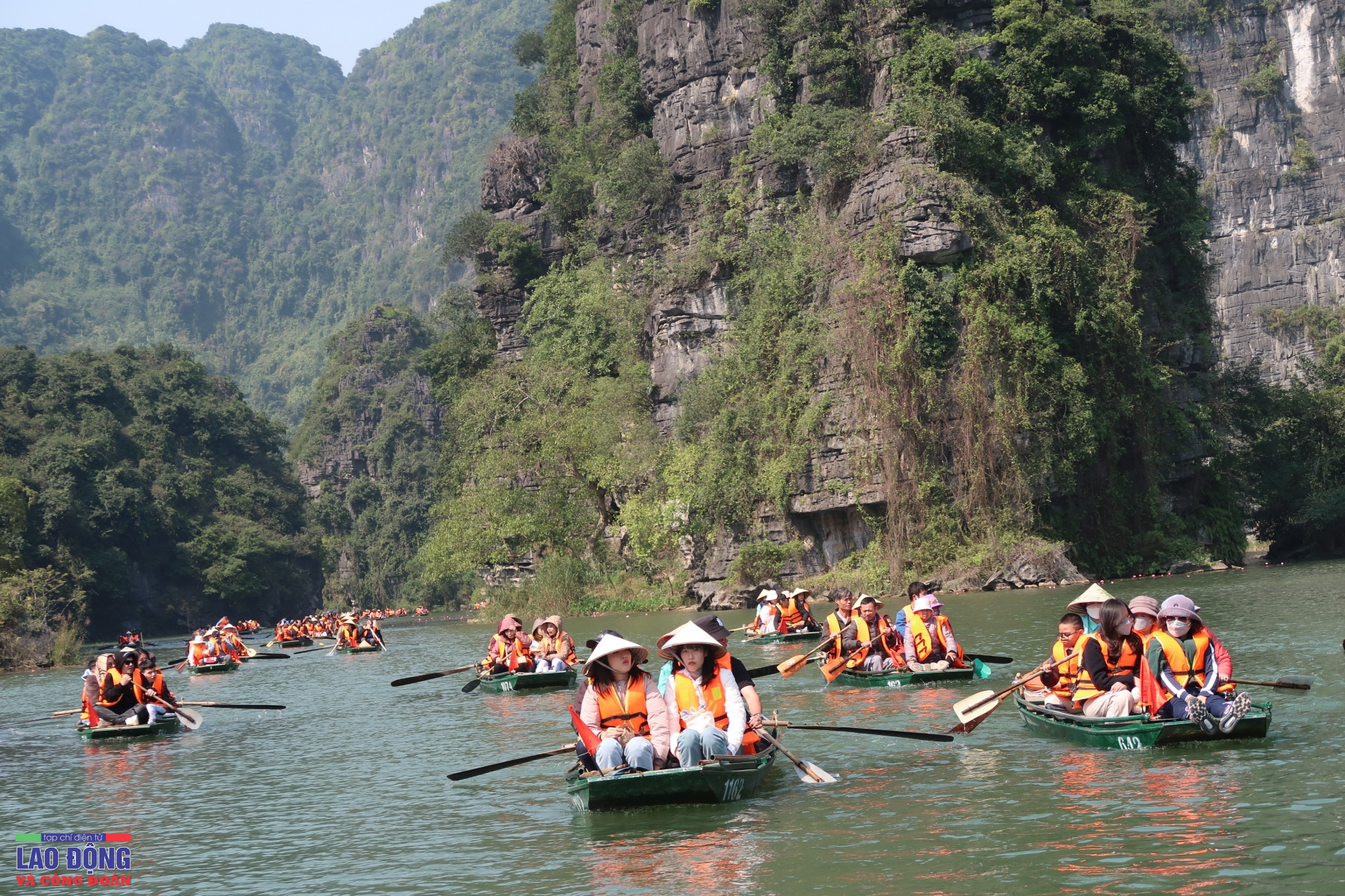 Khu Du lịch sinh thái Tràng An: Trà trộn vào dòng người mua vé để... bán vé giá cao