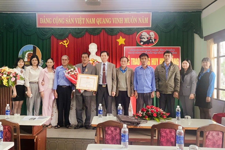 Lâm Đồng nỗ lực phát triển đảng viên trong các doanh nghiệp Lâm Đồng nỗ lực phát triển đảng viên trong các doanh nghiệp