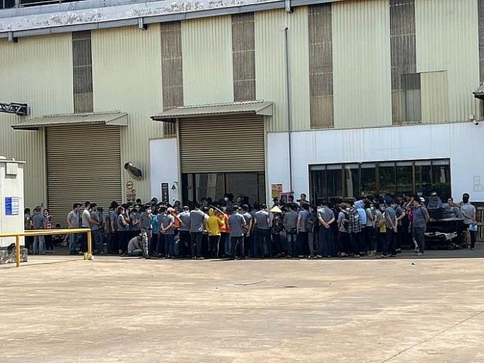 TP.HCM: 200 công nhân ngừng việc yêu cầu công ty giải quyết 9 kiến nghị TP.HCM: 200 công nhân ngừng việc yêu cầu công ty giải quyết 9 kiến nghị