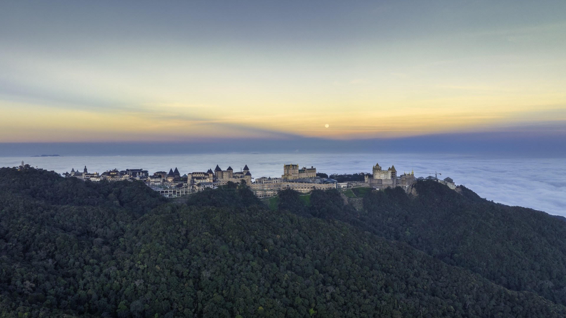 Ngắm biển mây đẹp như cổ tích tại Bà Nà