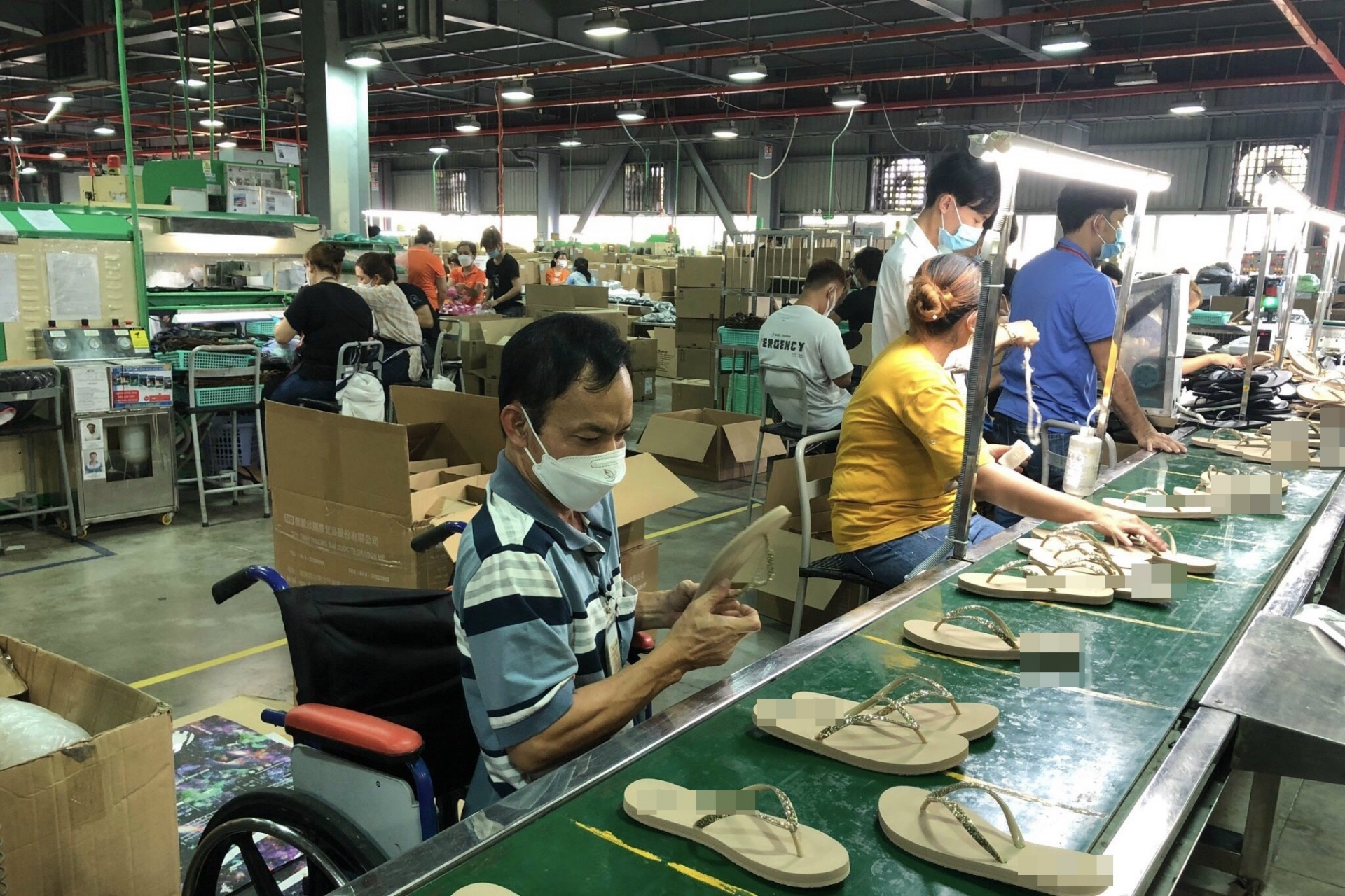 LĐLĐ Long An tiếp tục hoạt động hỗ trợ công nhân mất việc, giảm giờ làm